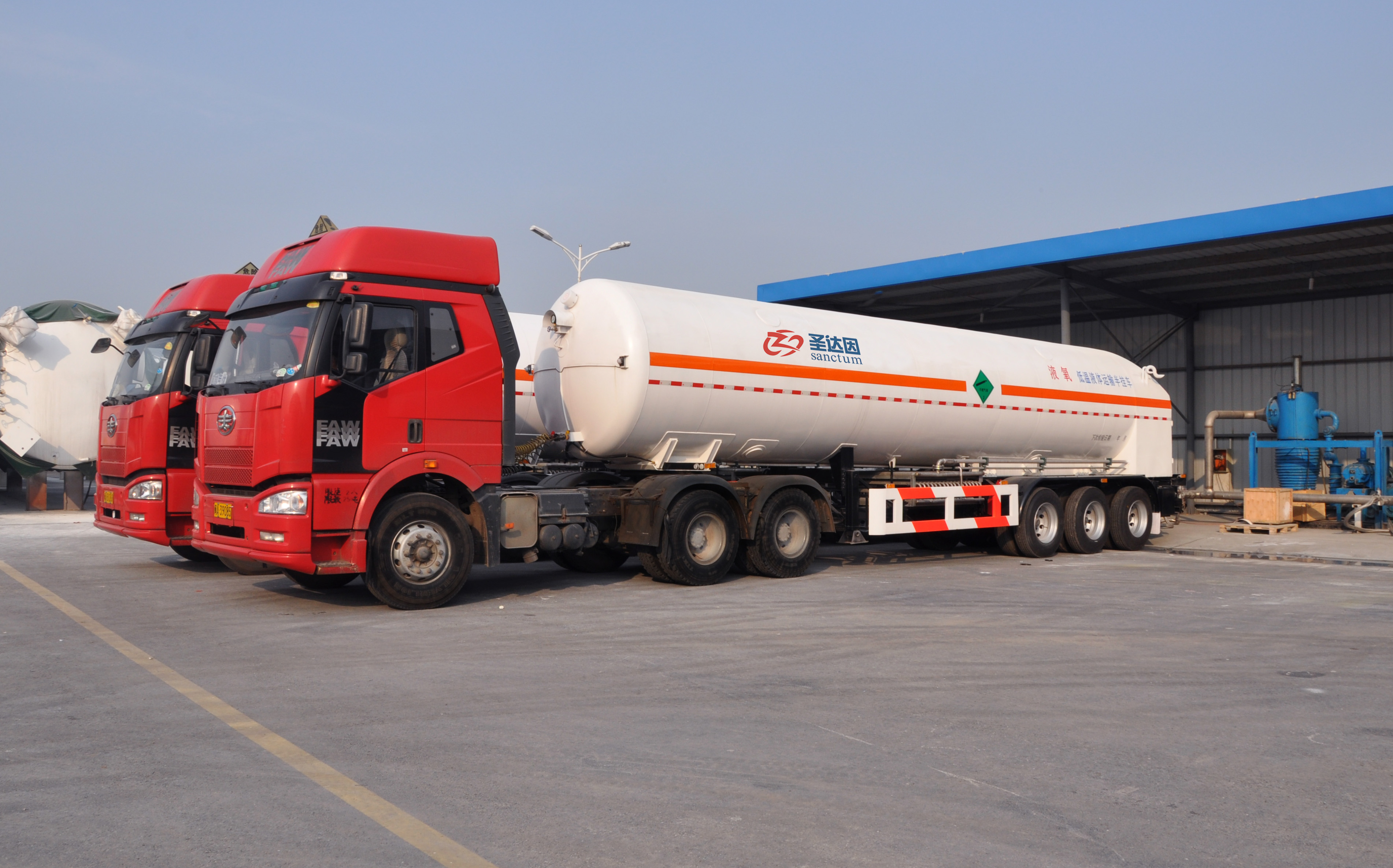 engineers and manufactures cryogenic trailers with a variety of pump and drive options. Our trailers are DOT certified. They are most commonly used to transport Oxygen, Nitrogen, and Argon and are built for maximum payload, safety, economy and longevity in mind.